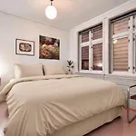 Sunny Terrace In Centre - Charming House 펜션