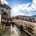 펜션 Sunny Terrace In Centre - Charming House *