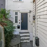 Sunny Terrace In Centre - Charming House 펜션 베르겐